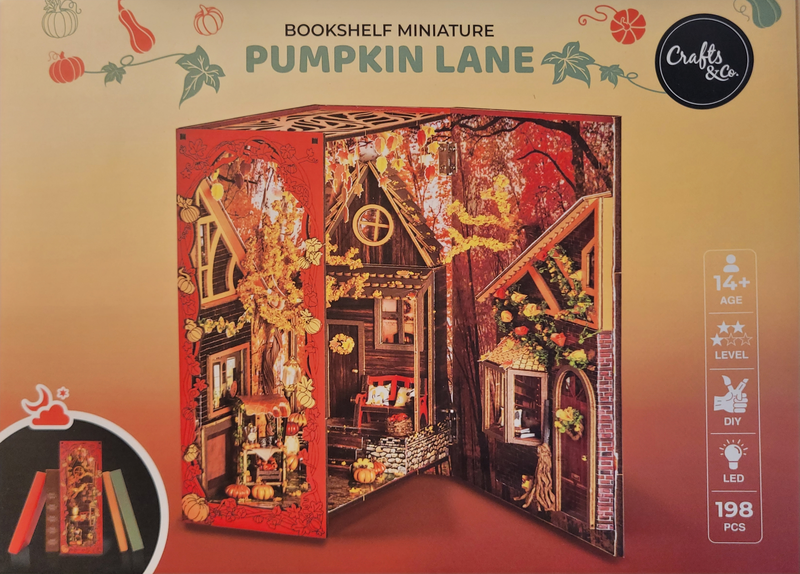 SEE11562 Minature Buchstuetze Diorama Pumpkin Lane Kuerbisstrasse 1